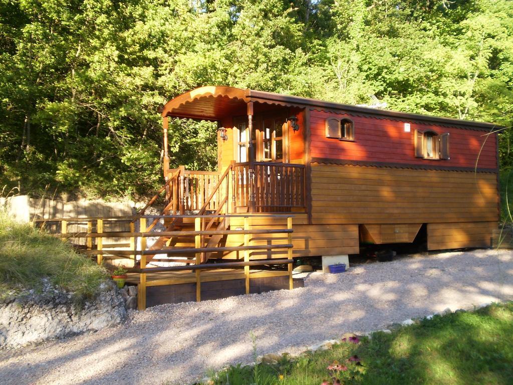 Bed and Breakfast Les Roziers - Roulotte Bagnac Номер фото