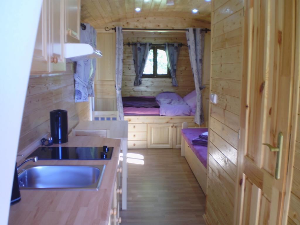 Bed and Breakfast Les Roziers - Roulotte Bagnac Номер фото